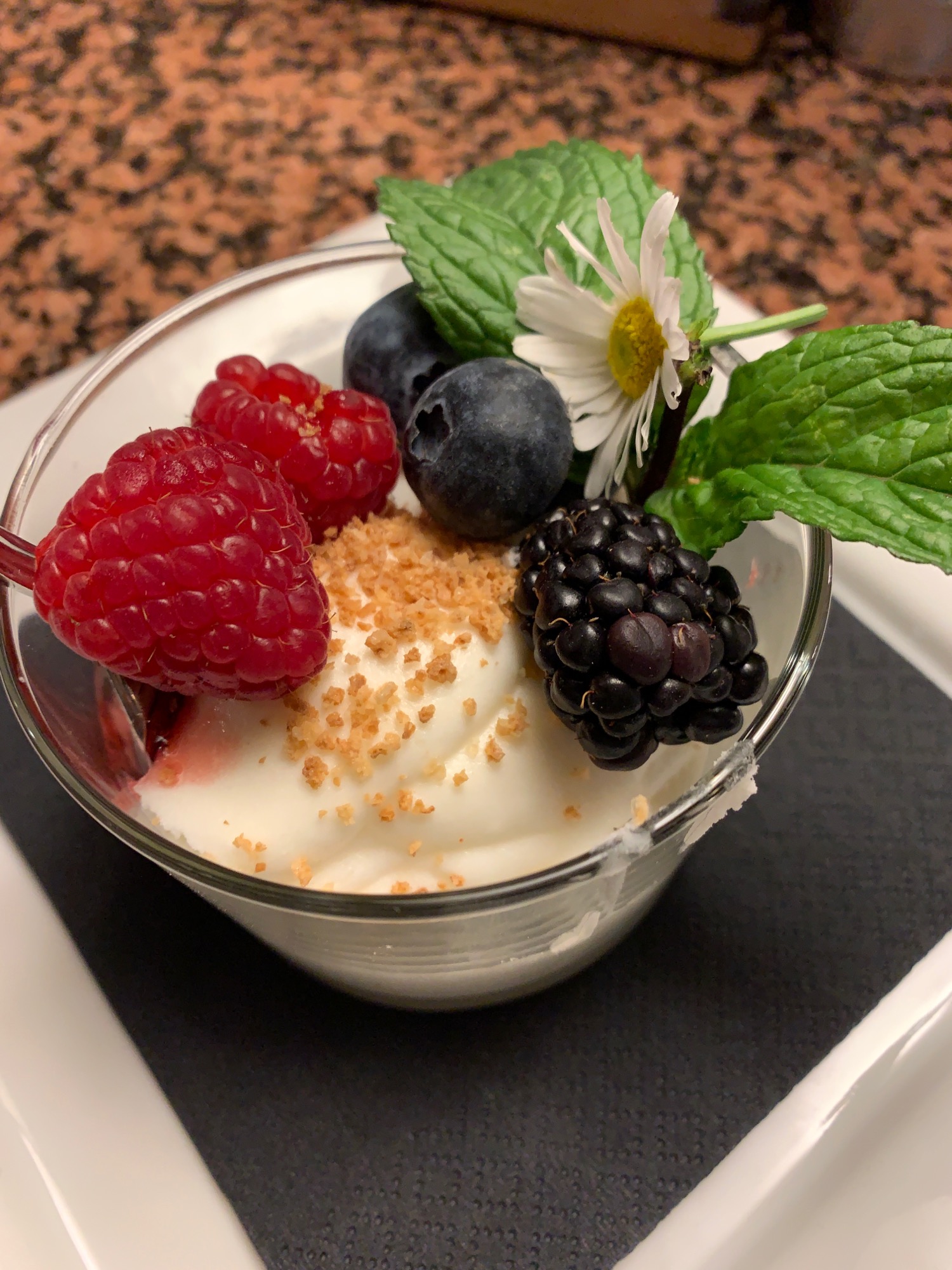 panna cotta con frutti di bosco